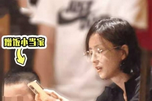 佟丽娅带儿子和友人聚餐 饭桌上谈笑风生
