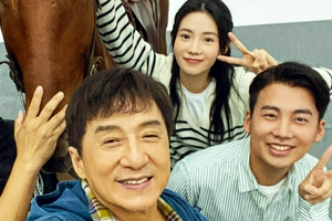 成龙举自拍杆和刘浩存郭麒麟合影