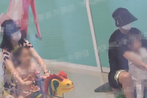 张杰谢娜带双胞胎女儿商场游玩