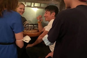 撒贝宁夫妇深夜甜蜜对酌浪漫温馨