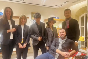 周杰伦携昆凌参加聚会穿情侣装秀恩爱