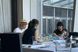 明道一家餐厅吃饭被偶遇儿子头发浓密