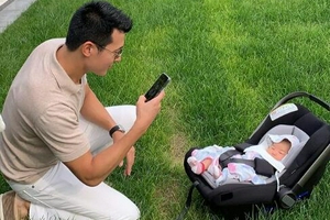 朱珠老公王昀佳半跪拍女儿