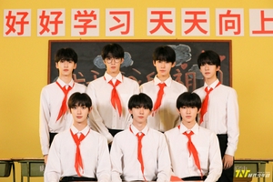 时代少年团戴红领巾演唱《我和我的祖国》