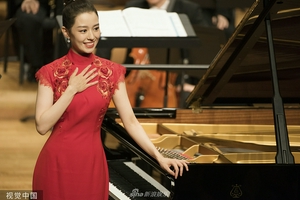 吉娜穿中国红旗袍演奏《黄河》笑容甜美