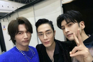 言承旭晒晚会后台照 与哥哥们贴脸自拍帅气十足