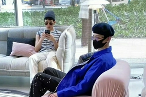 网友偶遇井柏然白敬亭逛街 183组合私服衣品佳