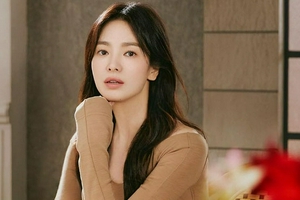 宋慧乔拍秋冬大片状态惹人羡 眼神温柔又有力量