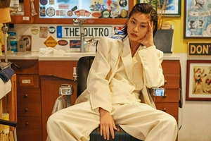 《鱿鱼游戏》郑浩妍蹿红后拍大片 轻松驾驭复古风