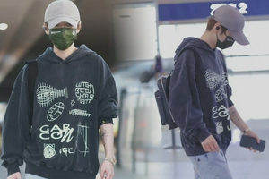 鹿晗穿卫衣牛仔裤撸袖子露新纹身超吸睛