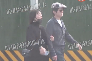 马思纯张哲轩挽手臂逛街边走边聊大秀恩爱