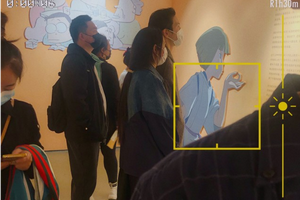 向佐郭碧婷一家五口看漫画展被偶遇