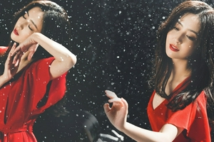 佟丽娅出演张杰MV穿红裙雪中起舞