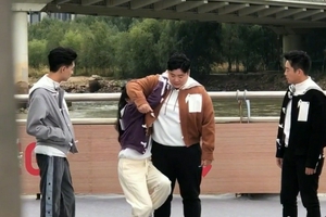 巩立姣把白鹿拎起来好像拎单肩包