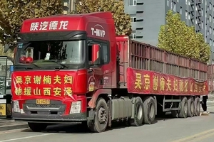吴京谢楠为山西捐赠玉米烘干机和收割机