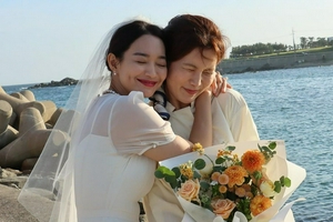 申敏儿穿婚纱柔美迷人 庆《海岸村恰恰恰》结局