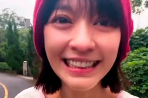 预产期将至！陈意涵挺孕肚冒雨走8公里步履轻盈