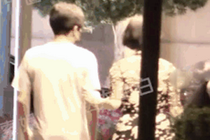 梁朝伟刘嘉玲与友人聚餐合影 结束后挽手臂离开