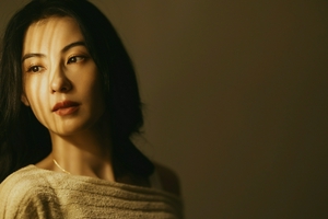 张柏芝拍摄回眸写真大片 光影之间演绎秋冬氛围感