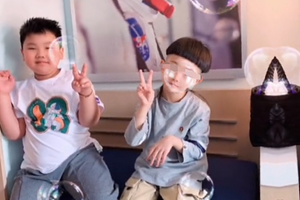 郭德纲妻子带儿子游玩 郭汾瑒与小伙伴合照比耶