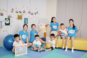 小S带三个女儿现身做公益 接受采访时回应了大S近况