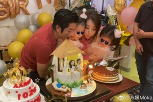 方媛晒照为郭富城庆生 一家四口吹蜡烛画面幸福温馨