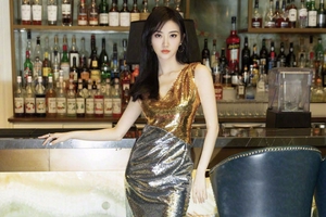 人间富贵花本花！景甜穿深V鎏金亮片裙身材曲线优越