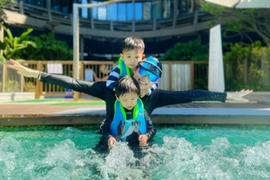 胡杏儿分享亲子欢乐时光 母子三人水中有爱互动惬意温馨