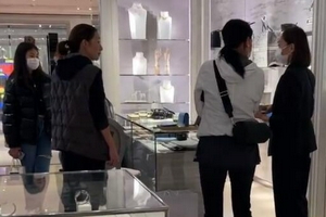 那英伦敦带女儿逛街被偶遇 网友曝其态度有点凶