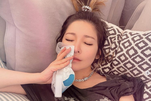 萧亚轩晒脸伤恢复照鼓励自己 扎马尾妆容精致气色佳