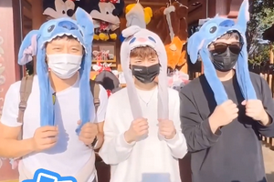 鹿晗迪士尼一日游 和邓超陈赫同戴耳朵帽童心未泯