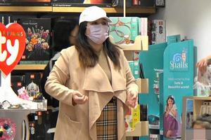 何超盈带2岁女儿荷包蛋逛街 母女出行大阵仗