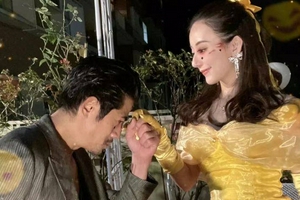 方媛着黄色抹胸裙化身童话公主 和郭富城甜蜜牵手