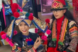 李若彤杨丽萍同框 二人身穿民族服饰合影状态不错