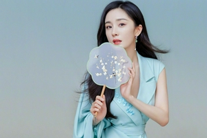 杨幂国风造型秀细腿 扇子遮面清新纯美