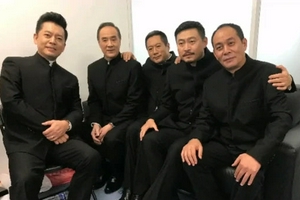 《亮剑》演员重聚合影 战卫华何政军揽肩点赞