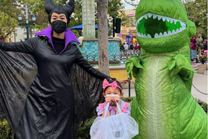 陈冠希晒万圣节cos照 扮绿色恐龙逗女儿开心超有爱