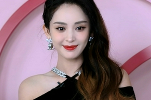 古力娜扎身穿纯黑长裙 展露性感香肩显御姐风范