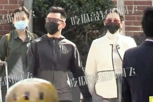 郑恺苗苗甜蜜牵手逛街 两人边走边聊超恩爱