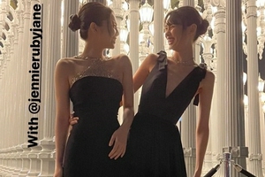 《鱿鱼游戏》郑浩妍穿深V礼服 与Jennie同框