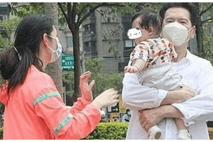 向华强抱孙女上街满脸喜悦 被认出后大方任拍