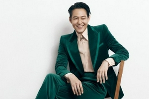 《鱿鱼游戏》李政宰拍写真 48岁大叔魅力迷人