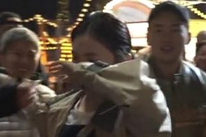 新戏杀青！刘浩存与成龙郭麒麟拥抱告别眼中带泪