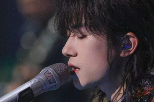 易烊千玺留狼尾头立麦演唱超苏