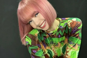 Lisa粉色短发搭配荧光绿上衣 撞色造型欧美范十足