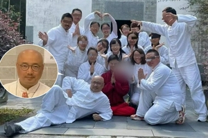 徐峥被曝上山修行 打扮朴素与众人合影