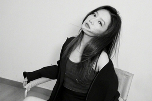 李沁黑白酷感大片西装内搭短吊带又A又飒