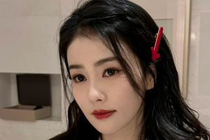 白鹿晒学院风写真 大胆怼脸拍