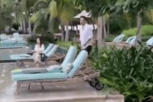 网曝汪小菲与美女海南游玩 泳池旁被拍马上走掉