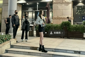 网友偶遇关晓彤深圳拍戏 真人又高又瘦